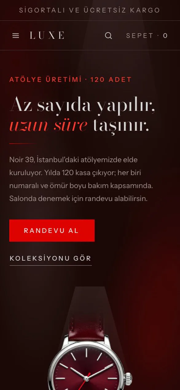 LUXE temasının ana sayfası: koyu kiraz zeminde spot ışıklı tek saat, numaralı zanaat adımları ve randevu bandı.